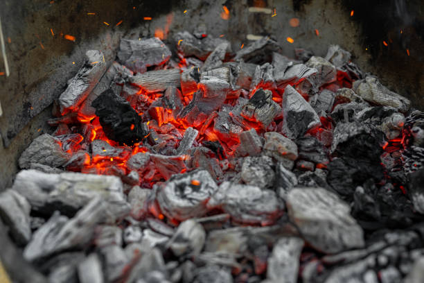 brennholz mit flamme verbrennen - house burning color image danger stock-fotos und bilder