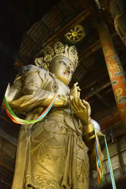 Grande statue de Bouddha dans le temple Medgjid Janraisig Datsun du monastère Gandantegchinlin à Oulan Bator