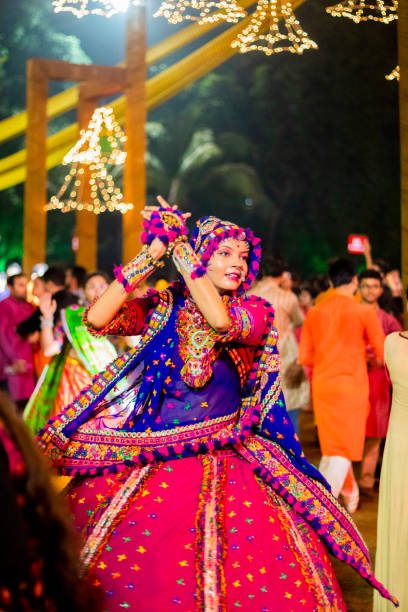 penari garba wanita di ahmedabad, gujarat : oktober 2019 - navaratri potret stok, foto, & gambar bebas royalti
