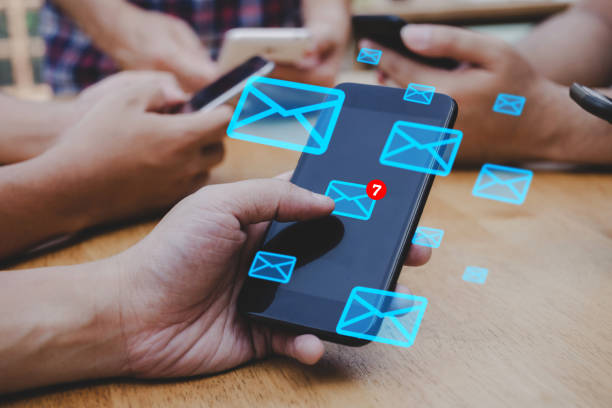 Online Working. people hand using mobile smart phone send e-mail with social media icon diagram, contact us, digital marketing, work from home, business finance, internet network technology concept trabajo en línea. personas que usan el teléfono inteligente móvil enviar correo electrónico con diagrama de icono de redes sociales, contáctenos, marketing digital, trabajo desde casa, finanzas comerciales, concepto de tecnología de red de internet