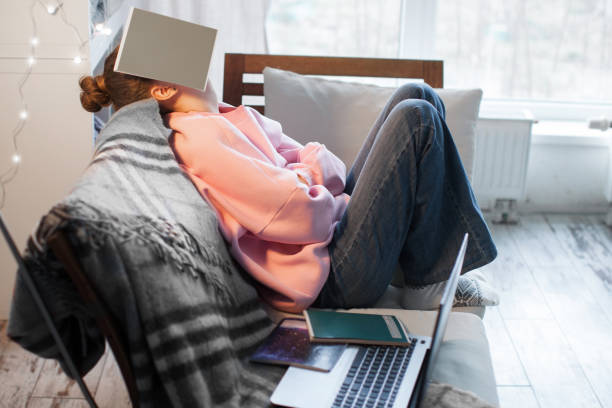 nieszczęśliwa nastolatka podczas domowej edukacji online za pomocą laptopa - learning boredom studying child zdjęcia i obrazy z banku zdjęć