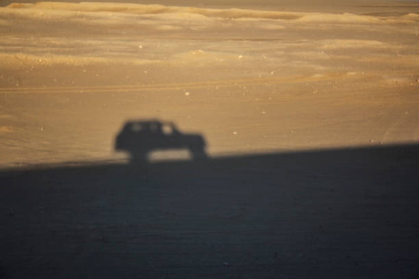 silueta sombra de un coche suv safari en la arena en wadi al-hitan, whale valley, fayum en el desierto occidental de egipto - fayoum fotografías e imágenes de stock