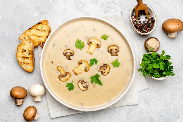 sopa de champiñones con pan y champiñones frescos, crema de temporada de otoño con verduras - sopa de crema fotografías e imágenes de stock