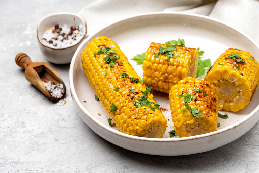 Sweet corn grill with paprika salt and parsley