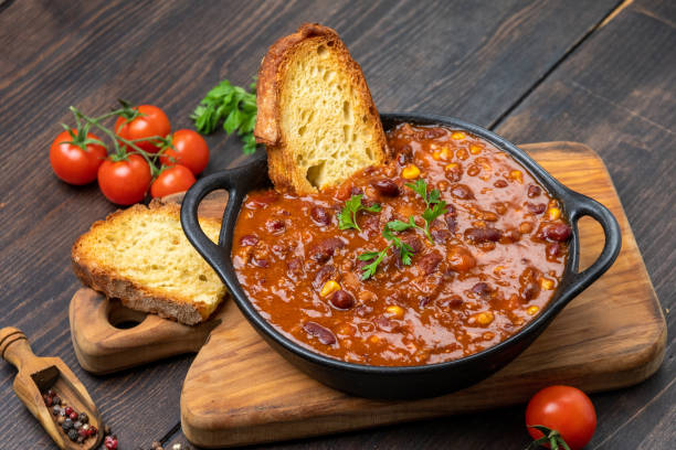 bean and corn soup or ragout, red bean stew on a wooden background. food protein vegan dish - chili food bowl ready to eat imagens e fotografias de stock