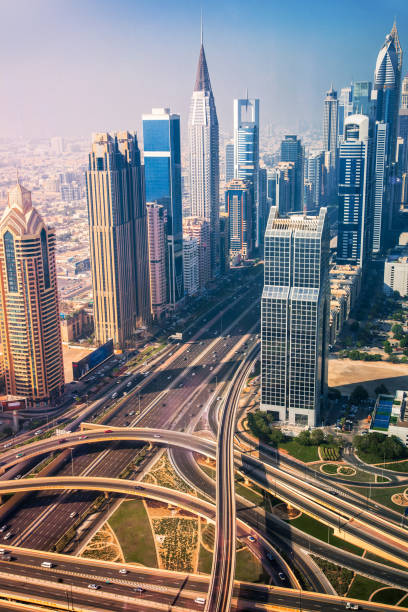 дубай, оаэ. дорога шейха зайда со знаменитыми небоскребами дубая на закате - dubai skyline united arab emirates finance стоковые фото и изображения