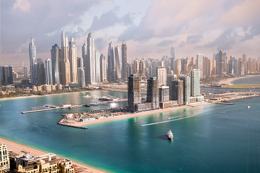 Dubái, Emiratos Arabes Unidos de los EAU. Ciudad de rascacielos, puerto deportivo de Dubái en el día soleado con hoteles de primera línea de playa y aguas azules del golfo Pérsico photo