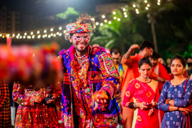 gruppe von garba-tänzern in gujarat - india indian culture traditional culture dancing stock-fotos und bilder