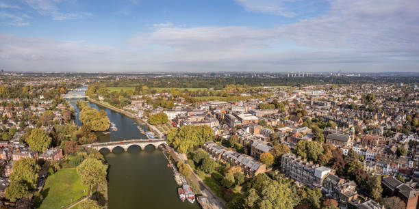 a vista panorâmica aérea do rio tâmisa atravessa o centro da cidade de richmond e o leste de twickenham. - richmond upon thames - fotografias e filmes do acervo