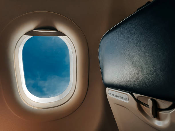 vista de la ventana del asiento del pasajero de la cabina con luz solar - silla al lado de la ventana fotografías e imágenes de stock