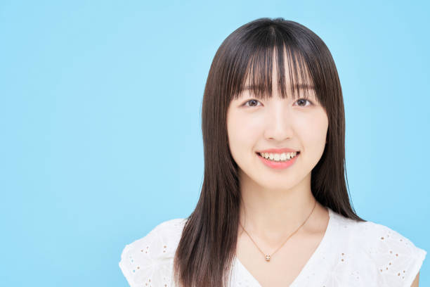 istock Young woman and blue background 1433848117