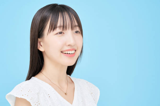 istock Young woman and blue background 1433848225