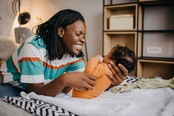 妊婦とベビーの愛 - baby mother newborn african descent ストックフォトと画像