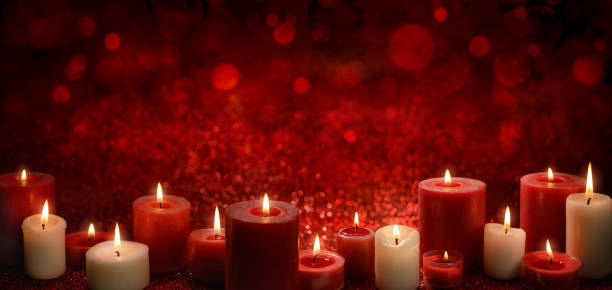 свечи на красном праздничном фоне - candle advent christmas church стоковые фото и изображения