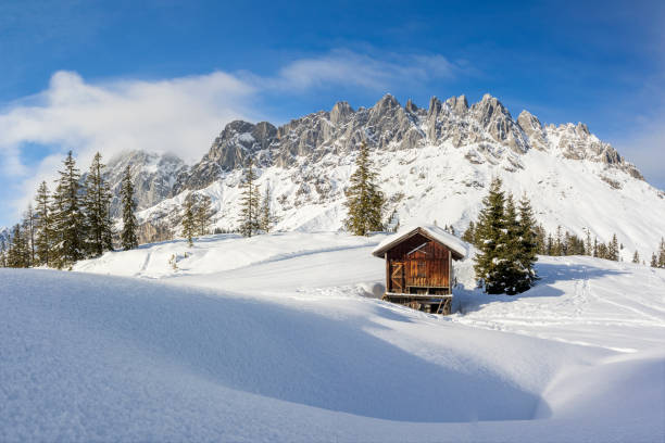 cabane de montagne solitaire en hiver au pays des merveilles du mont hochkönig - upper austria photos et images de collection