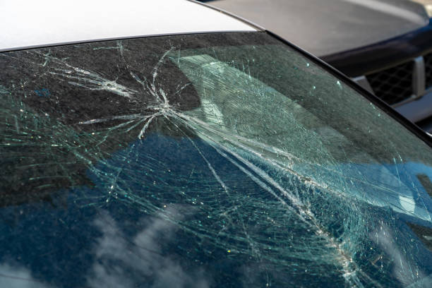 zerbrochene frontscheibe der windschutzscheibe. unfall des autos. beschädigung der glaswindschutzscheibe. nahaufnahme der zerbrochenen glasscheibe der fahrerseite - glass circle cracked striped stock-fotos und bilder