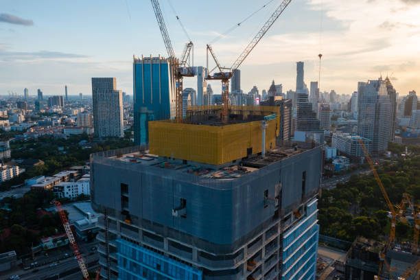 vista aérea do canteiro de obras com guindaste torre construção urbana hora do rush de derramamento de concreto - foundation claude monet - fotografias e filmes do acervo