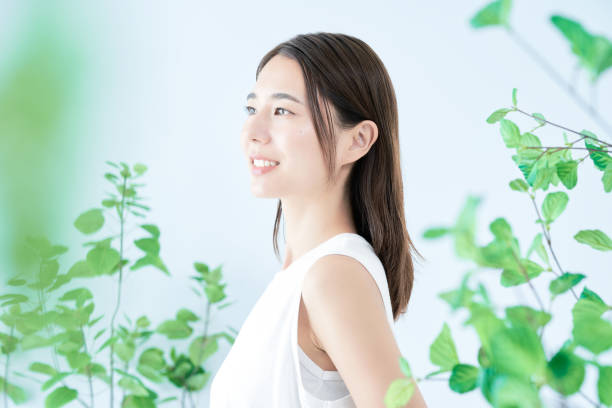 joven rodeada de plantas - sin mangas fotografías e imágenes de stock