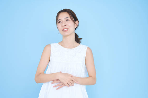 istock Young woman speaking and blue background 1433860577