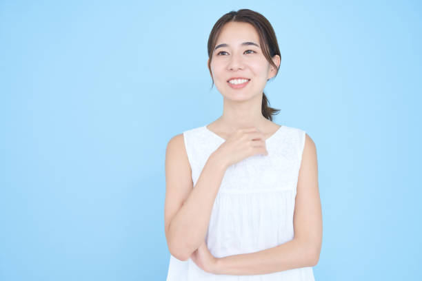 istock Young woman speaking and blue background 1433860604