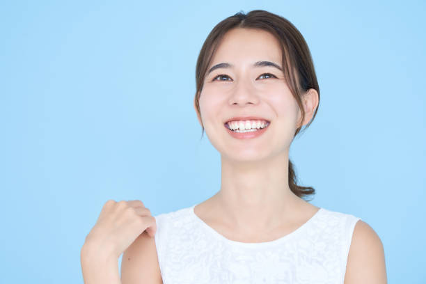 istock Young woman speaking and blue background 1433860640