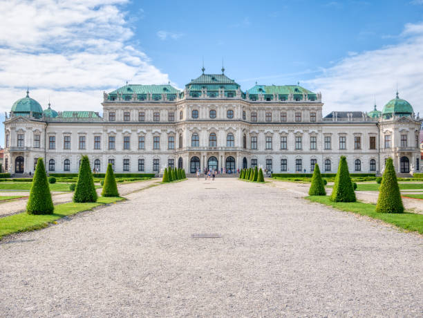 vista con il palazzo del belvedere (schloss belvedere) costruito in stile architettonico barocco e situato a vienna, austria - upper austria foto e immagini stock