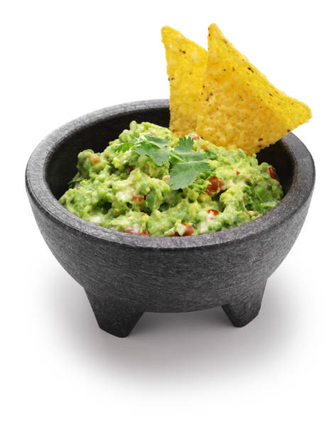 guacamole casero con chips de tortilla, aperitivo mexicano - mortar and pestle condiment isolated food fotografías e imágenes de stock