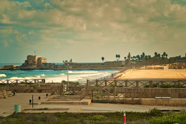 cesarea es un sitio magnífico, un parque nacional donde increíbles ruinas de puertos antiguos, hermosas playas e impresionantes residencias modernas - cherchell fotografías e imágenes de stock