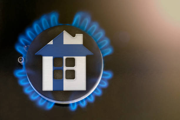 gas crisis. Rising utility costs in Finland. Energy crisis, export-import problems in Finland. The concept, gas burner and house model are colored in the colors of the flag crisis del gas. aumento de los costos de los servicios públicos en finlandia. crisis energética, problemas de exportación e importación en finlandia. el concepto, el quemador de gas y el modelo de la casa están coloreados con los colores de la bandera