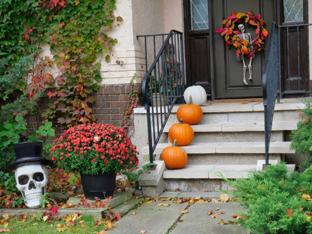 istock Front steps of house with Halloween decorations 1433917582