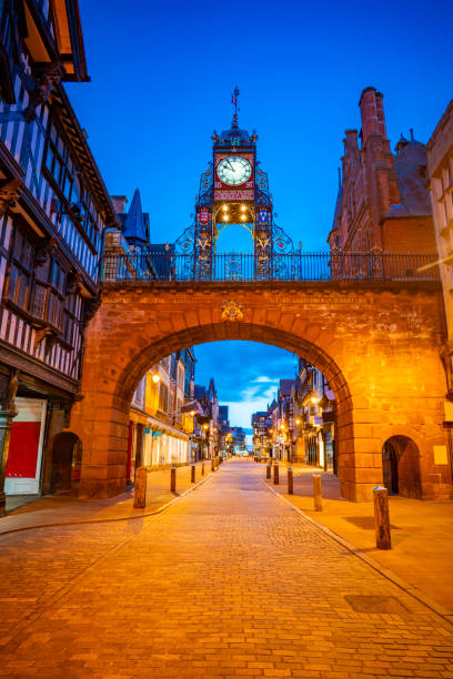 arco della torre dell'orologio di chester eastgate al tramonto al tramonto in inghilterra regno unito - residential structure chester england england sunset foto e immagini stock