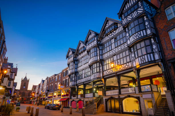 chester bridge street o zachodzie słońca w anglii w wielkiej brytanii - blue past architecture uk zdjęcia i obrazy z banku zdjęć