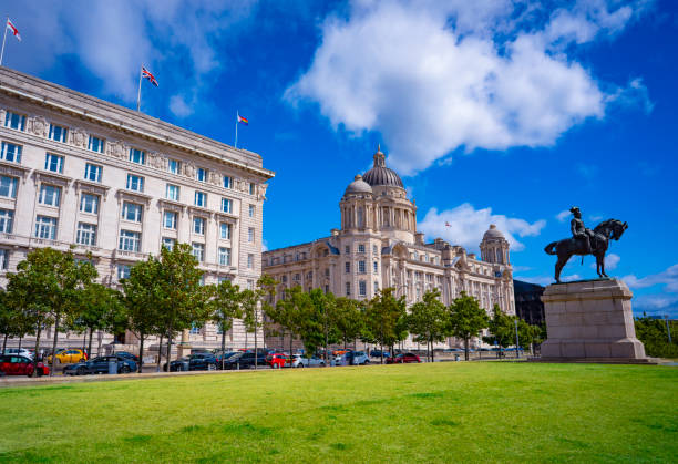 liverpool pier head edward vll statue england uk - cunard building imagens e fotografias de stock