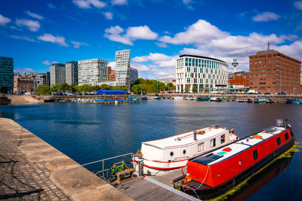 liverpool salthouse dock with moored boats and skyline in england uk - merseyside imagens e fotografias de stock