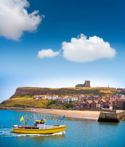 whitby skyline und fluss esk uk in scarborough borough concil von england - esk river stock-fotos und bilder