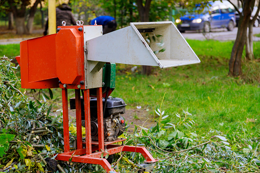 Portable wood shredder chipper machine to tree branches cut for reducing wood chips