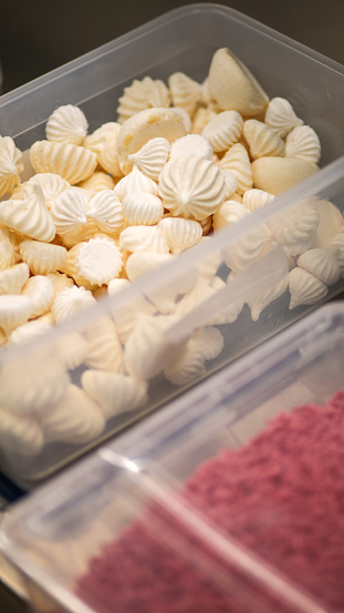 Un montón de remolinos de merengue en una caja para glaseado de pastel y decoración superior photo