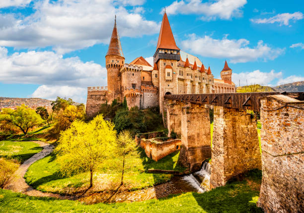 castillo de corvin con puente de madera, hunedoara, castillo de hunyad, transilvania, rumania, europa. - hunyad castle fotografías e imágenes de stock