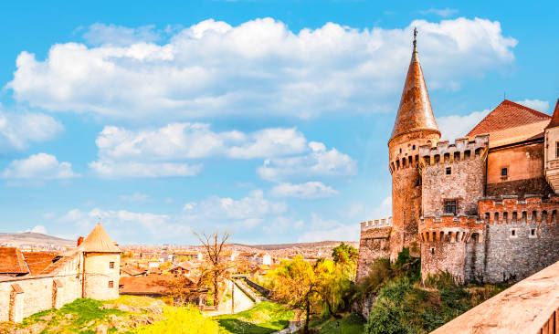 castillo de corvin con puente de madera, hunedoara, castillo de hunyad, transilvania, rumania, europa. - hunyad castle fotografías e imágenes de stock