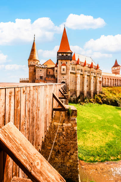 castillo de corvin con puente de madera, hunedoara, castillo de hunyad, transilvania, rumania, europa. - hunyad castle fotografías e imágenes de stock