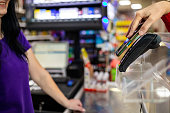 frau-die-im-supermarkt-mit-smartphone-bezahlt.jpg?b=1&s=170x170&k=20&c=eqBkMufCaFtnRwO0h1jAtJoChwpRIaNyfuoLZvqNwrU=