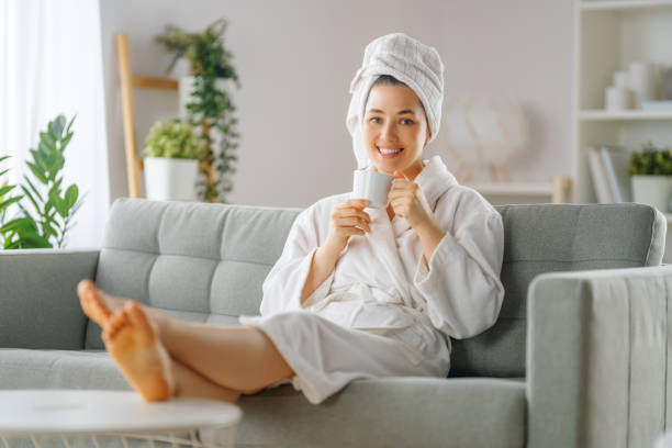 la mujer se relaja después de un baño - bathrobe women cup towel fotografías e imágenes de stock