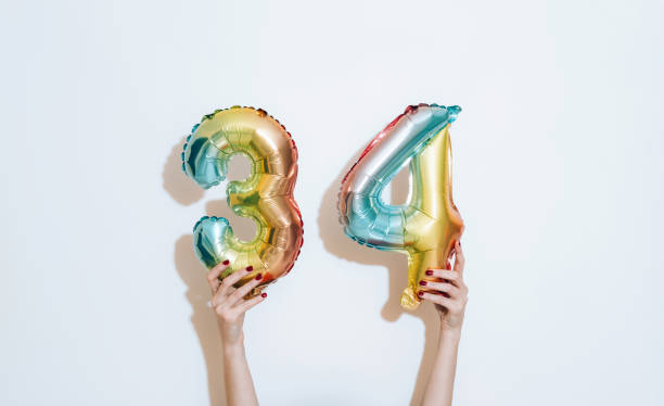 célébration des 34 ans. joyeux 34e anniversaire de ballon en aluminium. carte joyeux anniversaire - 30 to 34 years photos et images de collection