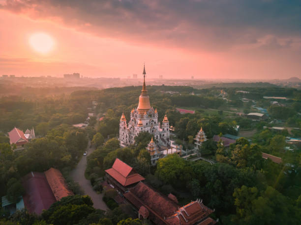 vista aérea de la pagoda larga de buu en la ciudad de ho chi minh. un hermoso templo budista escondido en la ciudad de ho chi minh en vietnam - burmese culture fotografías e imágenes de stock