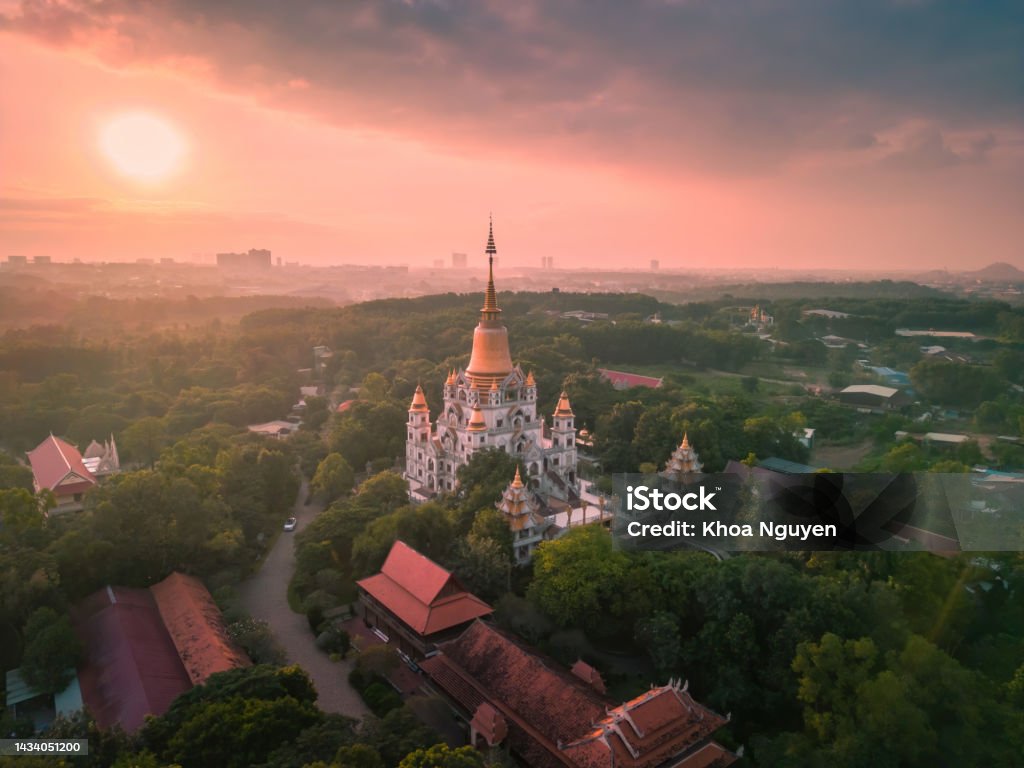 Vista aérea de Buu Long Pagoda na cidade de Ho Chi Minh. Um belo templo budista escondido na cidade de Ho Chi Minh no Vietnã - Foto de stock de Cidade de Ho Chi Minh royalty-free Vista aérea de Buu Long Pagoda na cidade de Ho Chi Minh. Um belo templo budista escondido na cidade de Ho Chi Minh no Vietnã - Foto de stock de Cidade de Ho Chi Minh royalty-free