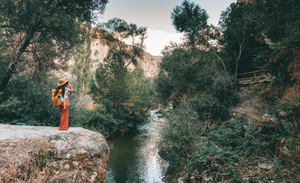 ragazza del fotografo viaggiatore che scatta foto della valle di ihlara, della valle di peristrema all'autunno in aksaray turchia - ihlara valley foto e immagini stock