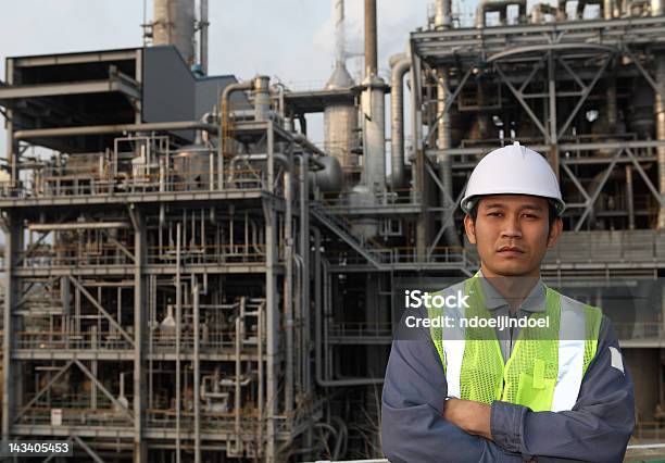 Inżynier Ropy Naftowej Rafinerii - zdjęcia stockowe i więcej obrazów Ludzie - Ludzie, Rafineria gazu, Azjaci