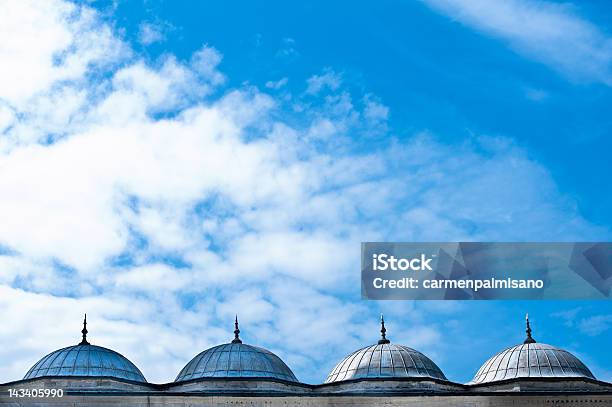 Serie Di Cupole Di Moschea Blu A Istanbul - Fotografie stock e altre immagini di Ambientazione tranquilla - Ambientazione tranquilla, Architettura, Architettura islamica