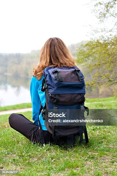 Relaxa Turista Sentado Na Grama - Fotografias de stock e mais imagens de Caminhada - Caminhada, Cansado, Só Uma Mulher Jovem