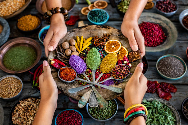 diverses épices et fruits secs sur la table. - spooning photos et images de collection